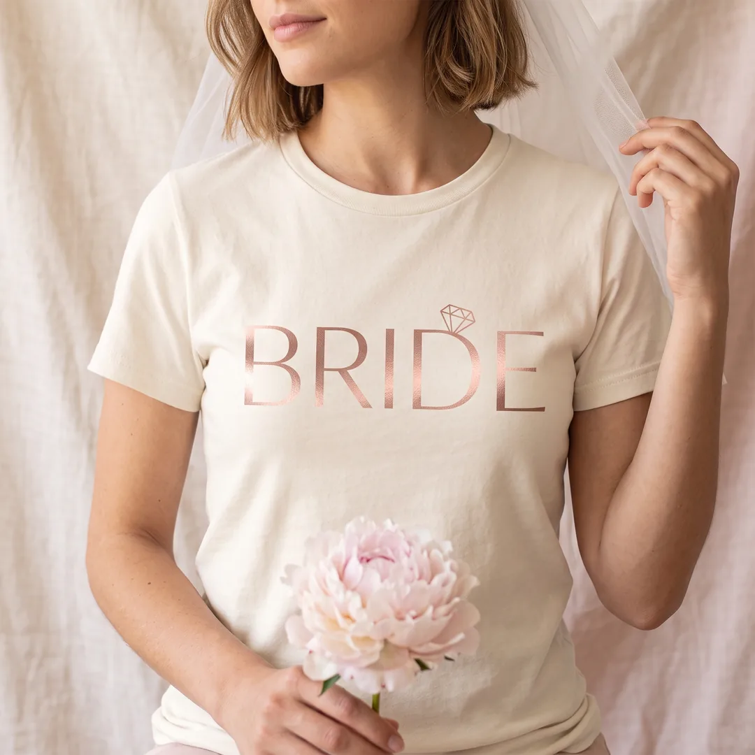 Camiseta color crema con BRIDE en oro rosa para la novia