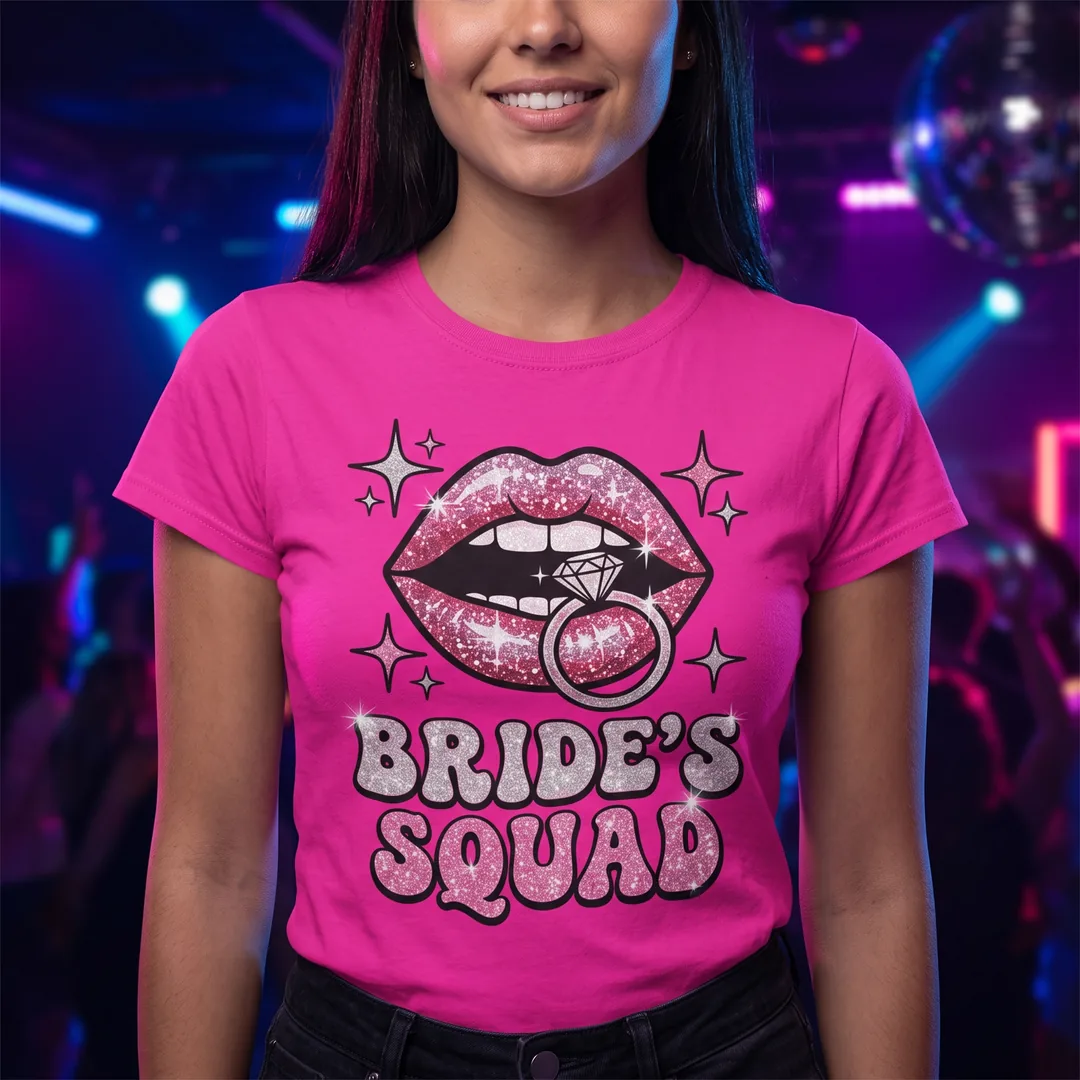 Camiseta rosa BRIDE'S SQUAD con labios de purpurina para una despedida de soltera