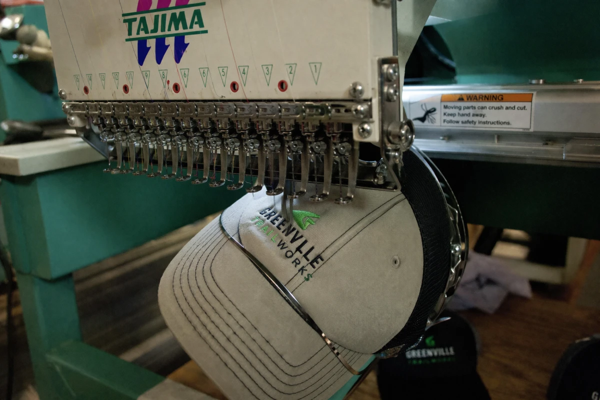 Máquinas bordado gorras personalizadas producción propia La Imprenta Fuenlabrada Madrid