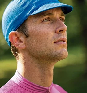 Gorra running personalizada con logo de equipo bordado