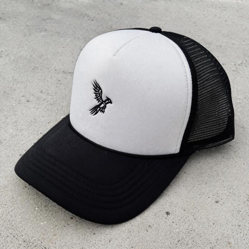 Gorra trucker personalizada bordada logo evento merchandising empresa rejilla